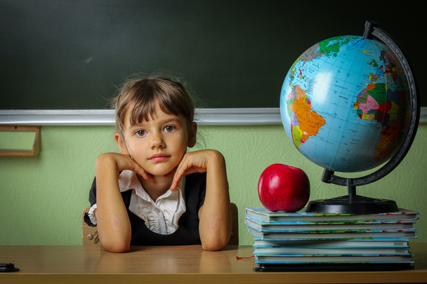 σχολείο, κορίτσι, μαθήτρια 6 χρόνια σε ένα μαύρο φόρεμα και ένα λευκό sh - Φωτογραφία, εικόνα