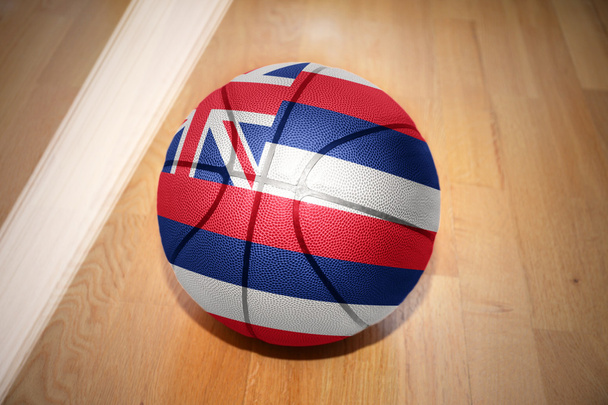 basketbol topu ile hawaii eyalet bayrağı - Fotoğraf, Görsel