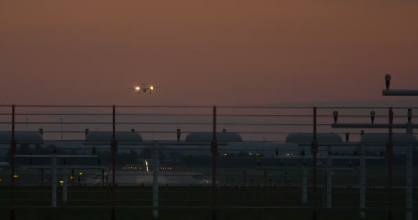 4k, Luchthaven Neurenberg, Duitsland, vliegtuigen opstijgen en de landing - Video
