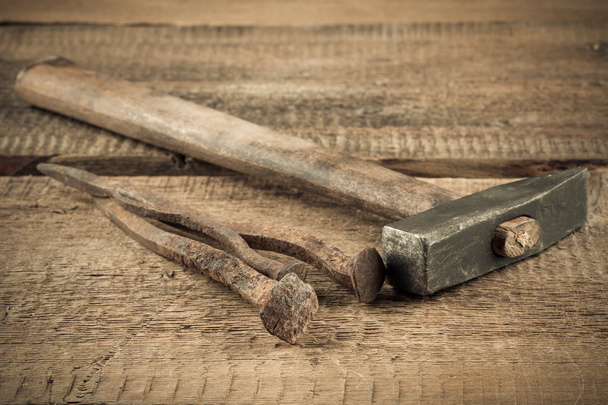 Vintage hammer with nails on wood background - Foto, Bild