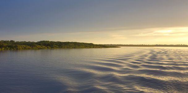 Coucher de soleil coloré sur la rivière Amazone dans la forêt tropicale, Brésil
 - Photo, image