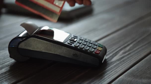 Πληρωμή με πιστωτική κάρτα μέσω τερματικού - Πλάνα, βίντεο