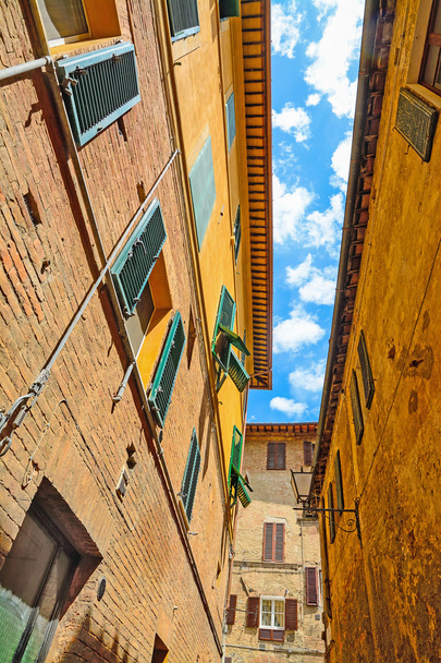 malé uličce pod modrou oblohu s mraky v Sieně - Fotografie, Obrázek