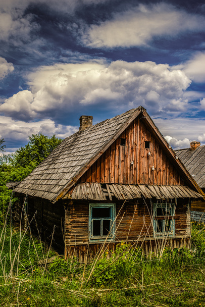 casa de madeira velha na aldeia - Foto, Imagem