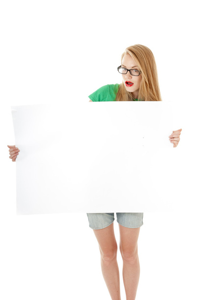 Happy girl showing blank empty billboard poster sign - Zdjęcie, obraz