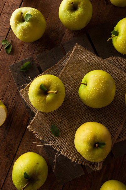 Raw Organic Golden Delicious Apples - Zdjęcie, obraz