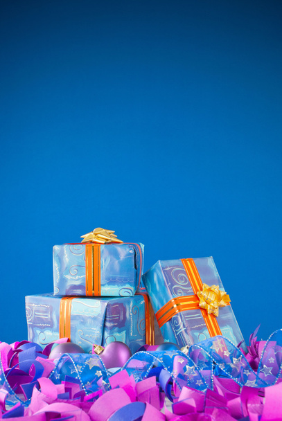 Cadeaux de Noël sur fond bleu
 - Photo, image