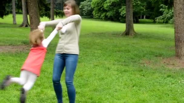 Moeder roteert met dochter (schattig meisje) rond-Park - Video