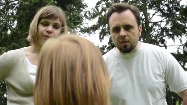 Szülők (középkorú pár) mérges egy gyermek (lány)-Park - Felvétel, videó