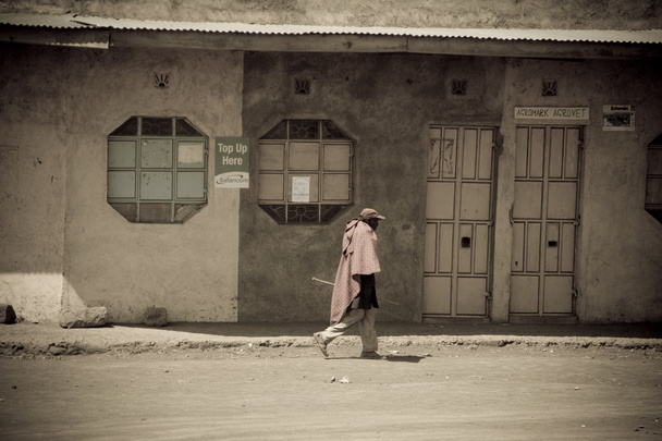 Masai-Mann läuft am Straßenrand in Kenia - Foto, Bild