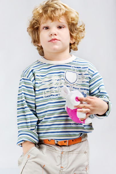 młody model z jego zabawka - Zdjęcie, obraz
