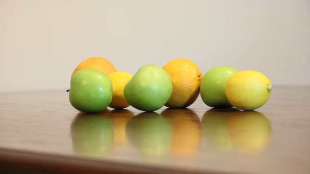 Csoport, a gyümölcs az asztalon - Felvétel, videó