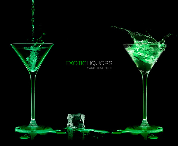 Twee Cocktail glazen met groene drank. Stijl en viering Co - Foto, afbeelding