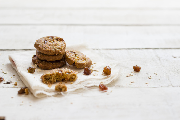 Biscoitos em guardanapo de linho branco na mesa de madeira
 - Foto, Imagem