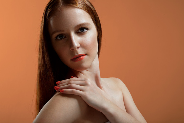 サンゴの唇と爪で赤毛の女性 - 写真・画像