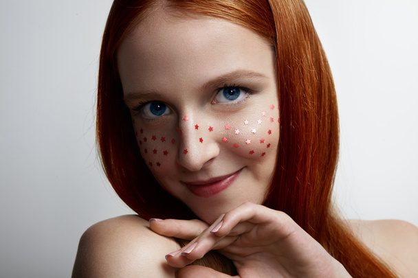 redhead vrouw met sterren op gezicht - Foto, afbeelding