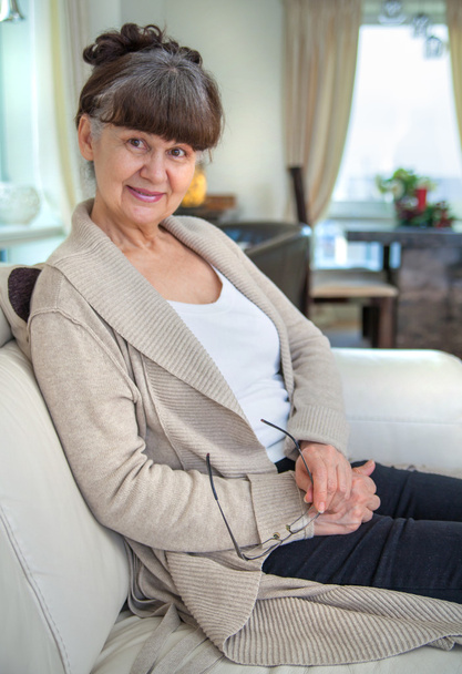 Penzijní věk dobře vypadající žena portrét - Fotografie, Obrázek
