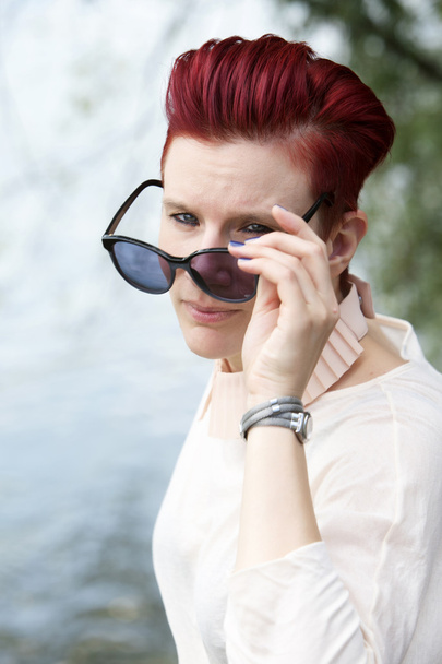 güneş gözlüğü ile Kızıl saçlı kadın portresi - Fotoğraf, Görsel