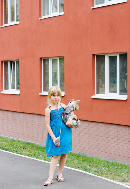 5 let dívka s Yorkshire terrier v náručí výškové budovy - Fotografie, Obrázek