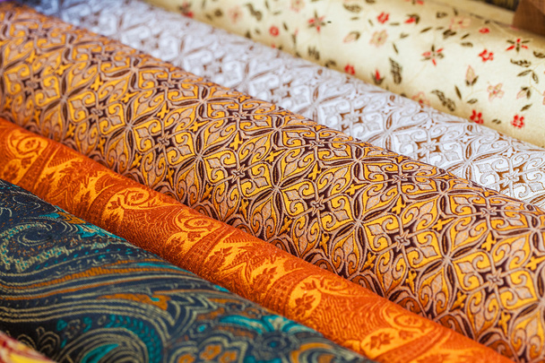 Рулони з тканини та текстилю в заводському магазині
 - Фото, зображення