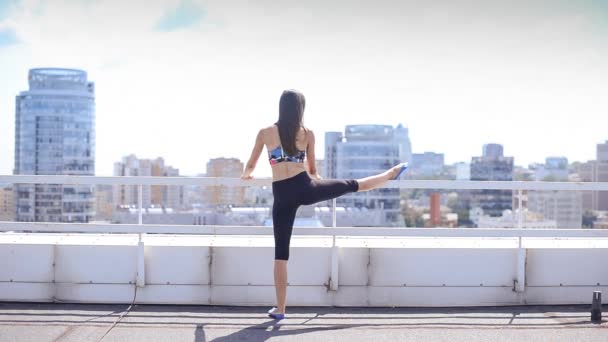 mooie sport meisje doet oefeningen Pilates en yoga op het dak - Video