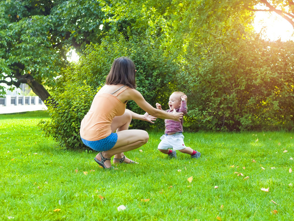 Маленький мальчик играет с матерью-природой
. - Фото, изображение