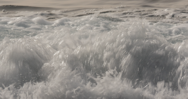 4K, Dramatic water waves splashing and crashing against rocks - Footage, Video