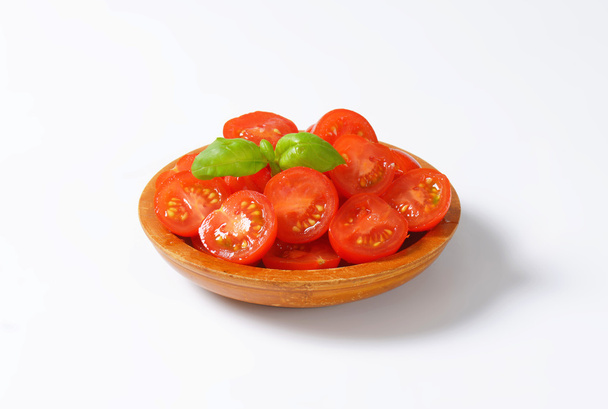 Tomates cherry a la mitad
 - Foto, Imagen