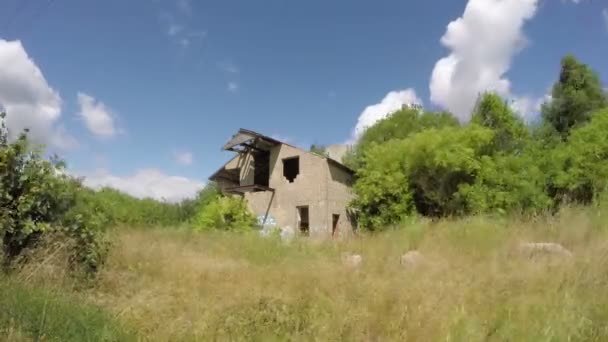 alte Hausruine im Feld, Zeitraffer 4k - Filmmaterial, Video