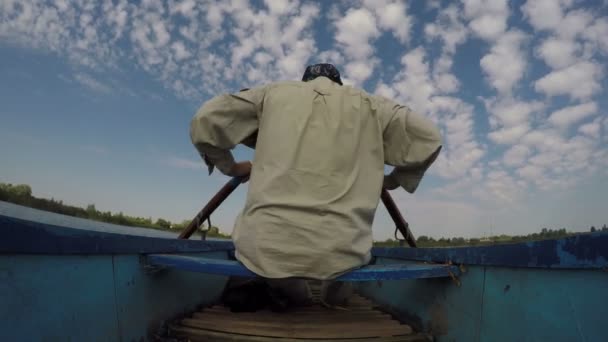 Чоловік веслує на човні в озері, 4K
 - Кадри, відео