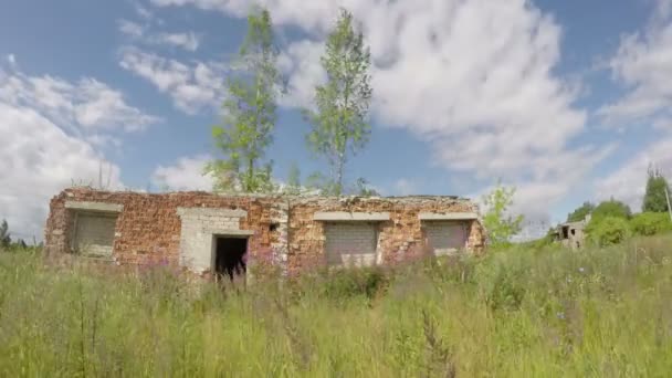 alte Hausruine im Feld, Zeitraffer 4k - Filmmaterial, Video