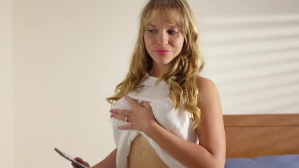 3 nő szemlélve hasa fogyás és figyelembe Selfie - Felvétel, videó