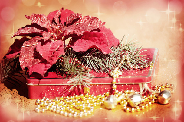Glocken, Weihnachtsbaum, Weihnachtsstern und Geschenk - Foto, Bild