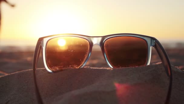 ηλιοβασίλεμα σε γυαλιά ηλίου - Πλάνα, βίντεο