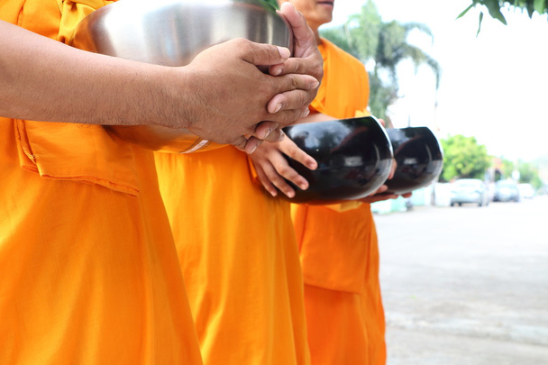 Dar ofrendas de comida a un monje budista
 - Foto, imagen