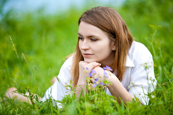 Mujer joven en la hierba - Foto, imagen