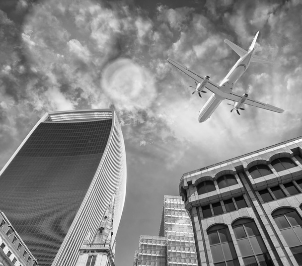 Airplane landing in London - Foto, immagini