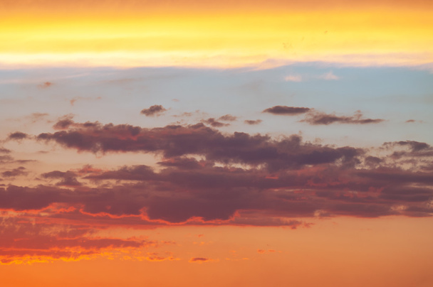 текстура облака восхода солнца. ранним утром. Закат солнца, яркое небо, ярко-желтое облако
 - Фото, изображение