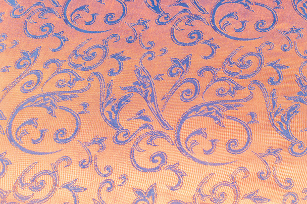 La texture du tissu de soie. Orange jaune, or, amande, carotte néon, une fibre fine, forte, douce et brillante produite par les vers à soie dans la fabrication des cocons et recueillie pour fabriquer du fil et du tissu
. - Photo, image