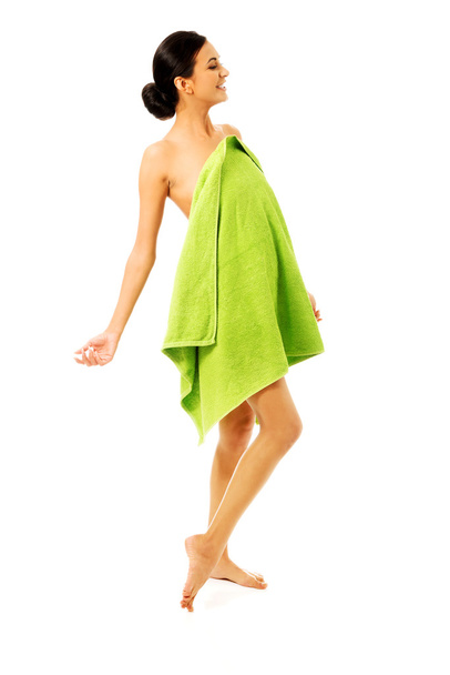 Mulher feliz envolto em toalha
 - Foto, Imagem