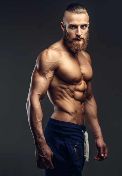 bodybuilder sans chemise avec barbe posant
. - Photo, image