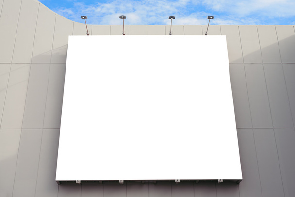 Lege poster bestuur muur in moderne winkelcentrum op een bewolkte dag. - Foto, afbeelding
