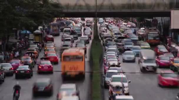 Bangkok Verkehrszeitraffer - Teleaufnahme von zwei Fahrspuren mit Fußgängerbrücke - Filmmaterial, Video