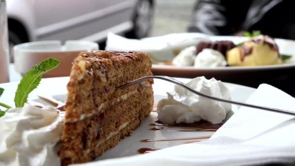 φαγητό-επιδόρπια-κέικ μελιού και κέικ άμμου στο φόντο-λεπτομέρεια - Πλάνα, βίντεο