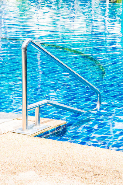 Escadas de piscina
 - Foto, Imagem