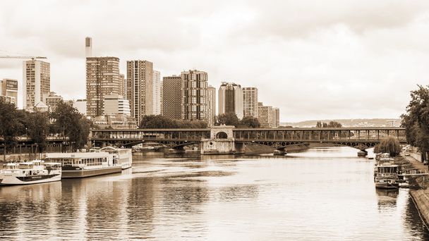 Párizs, Franciaország, a szeptember 1., 2015. Kilátás nyílik a Szajna és a hajók töltések kikötve, hogy a parton. Metró híd Bir Hakeim a távolban - Fotó, kép