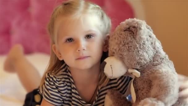 Adorable little girl hugging her bear - Filmati, video