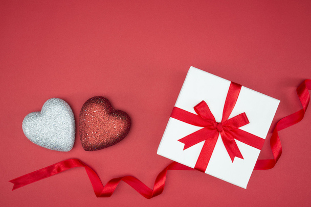 gift box wrap silk ribbon with love heart shape - Zdjęcie, obraz