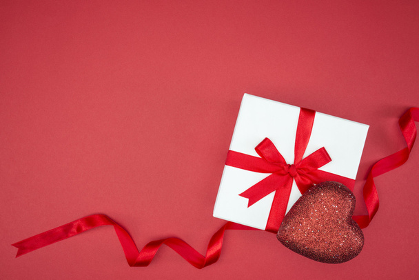 gift box wrap silk ribbon with love heart shape - Фото, изображение