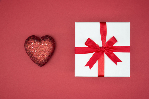gift box wrap silk ribbon with love heart shape - Φωτογραφία, εικόνα